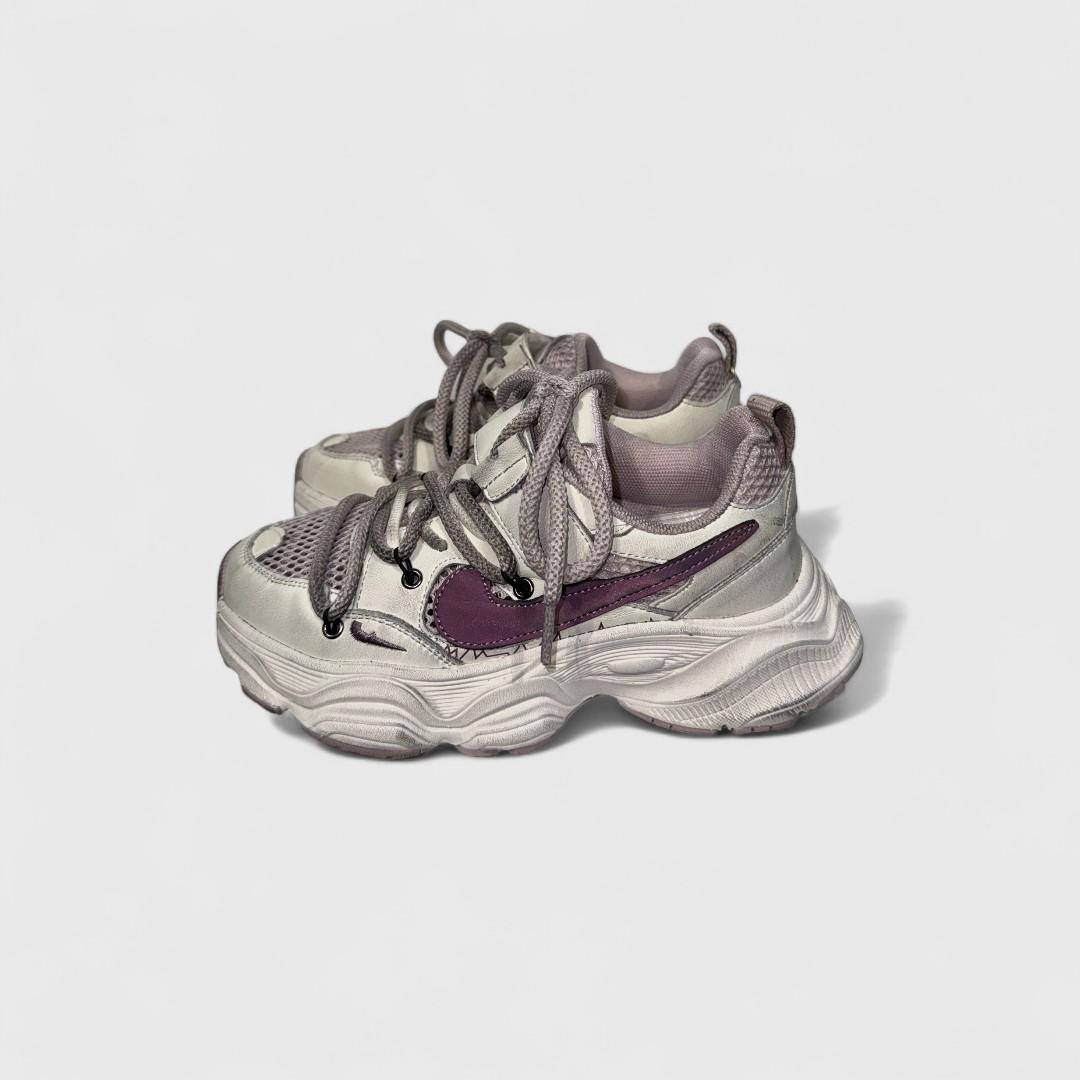 Серые кроссовки Nike с фиолетовым