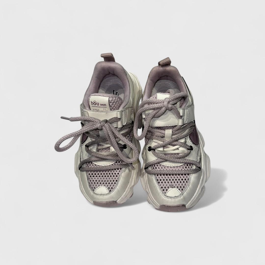 Серые кроссовки Nike с фиолетовым