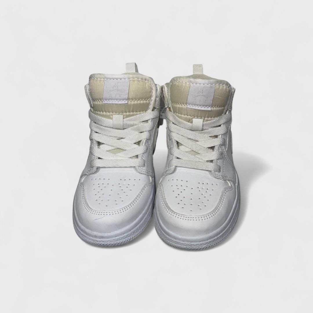 Бело-серые кроссовки Nike Air Jordan