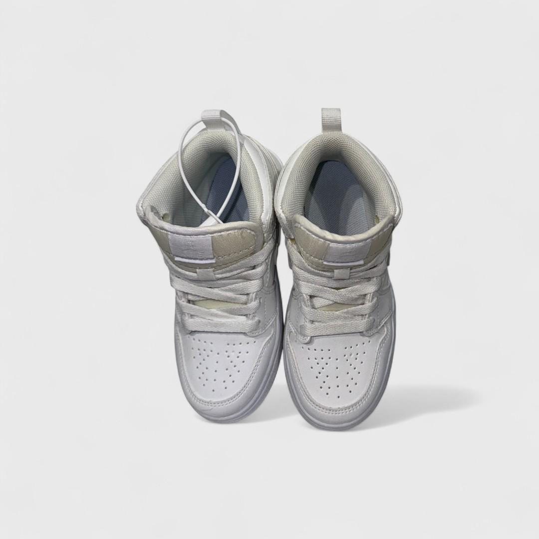 Бело-серые кроссовки Nike Air Jordan