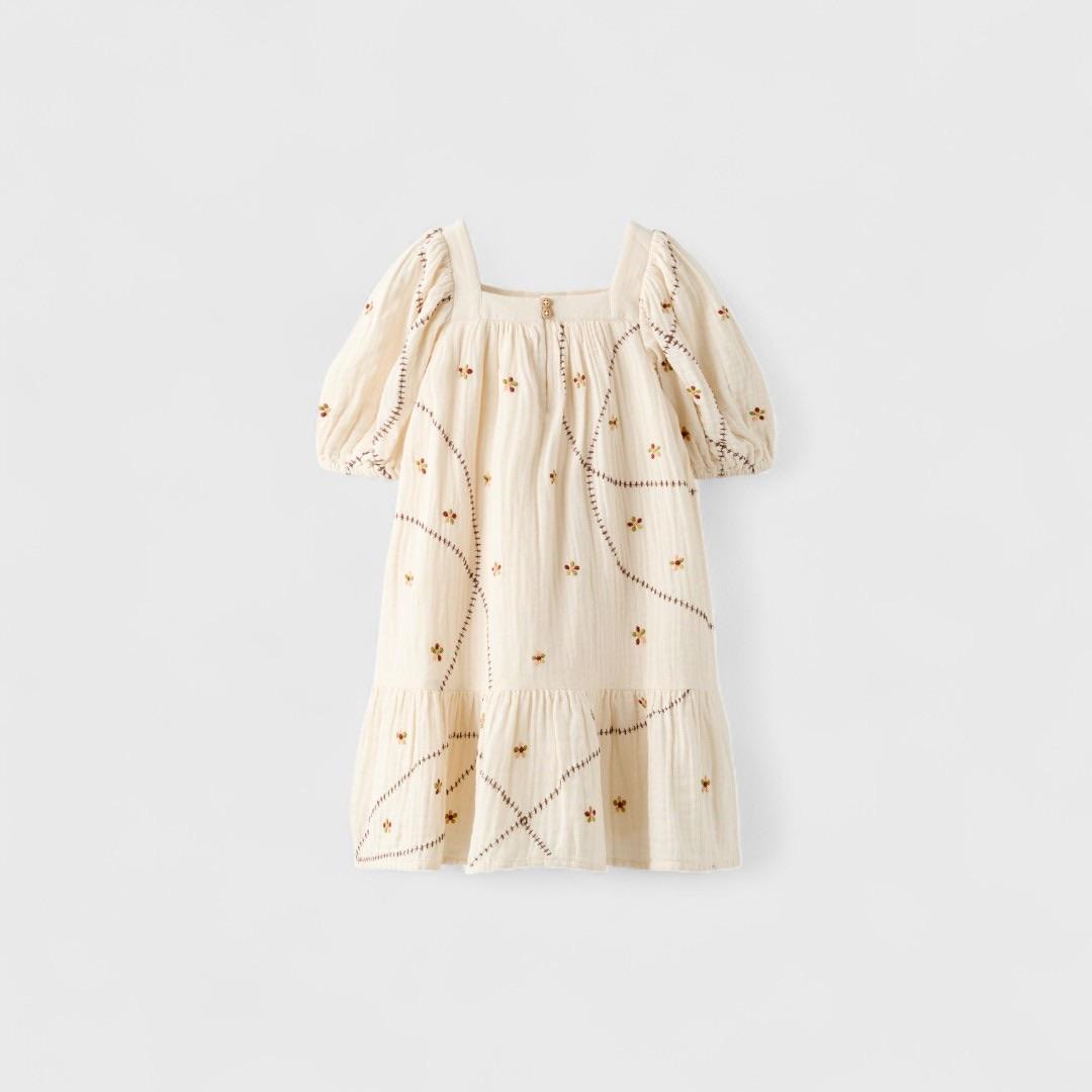 Светлое платье с вышивкой от ZARA