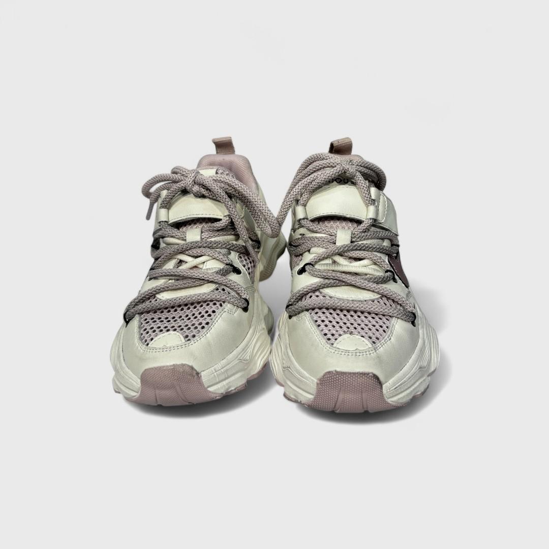 Серые кроссовки Nike с фиолетовым