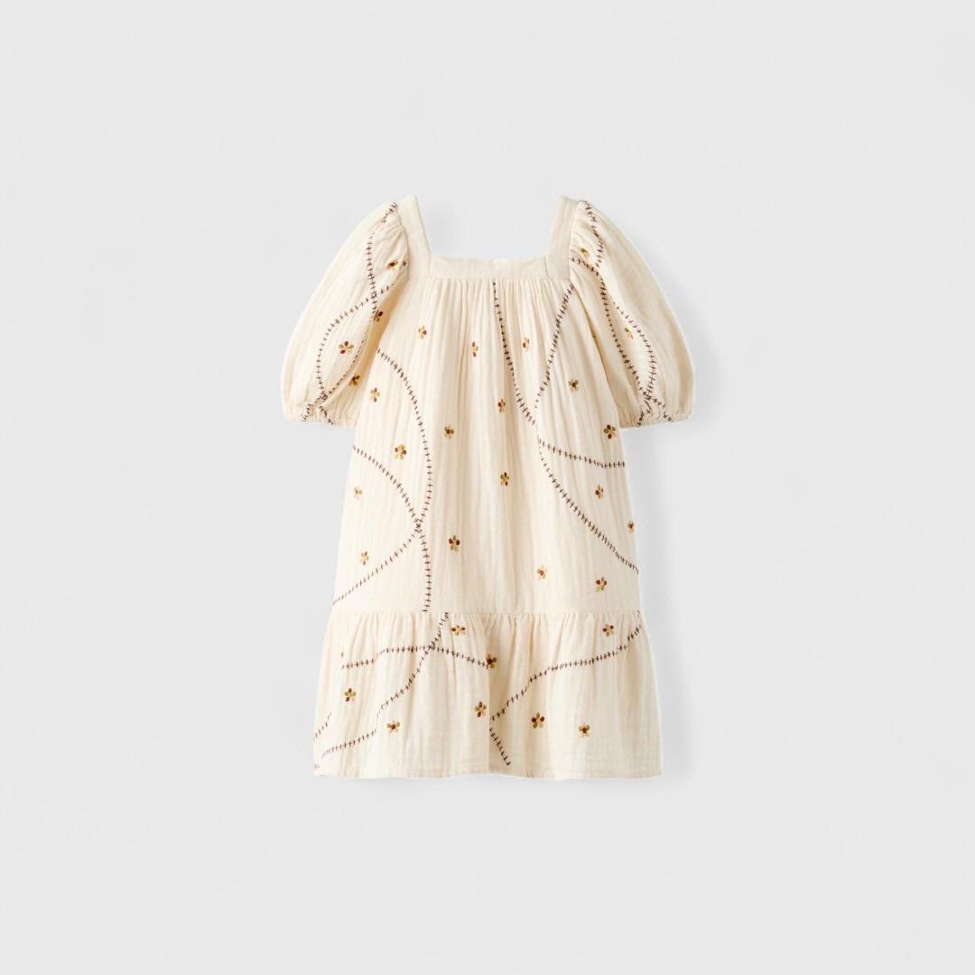 Светлое платье с вышивкой от ZARA
