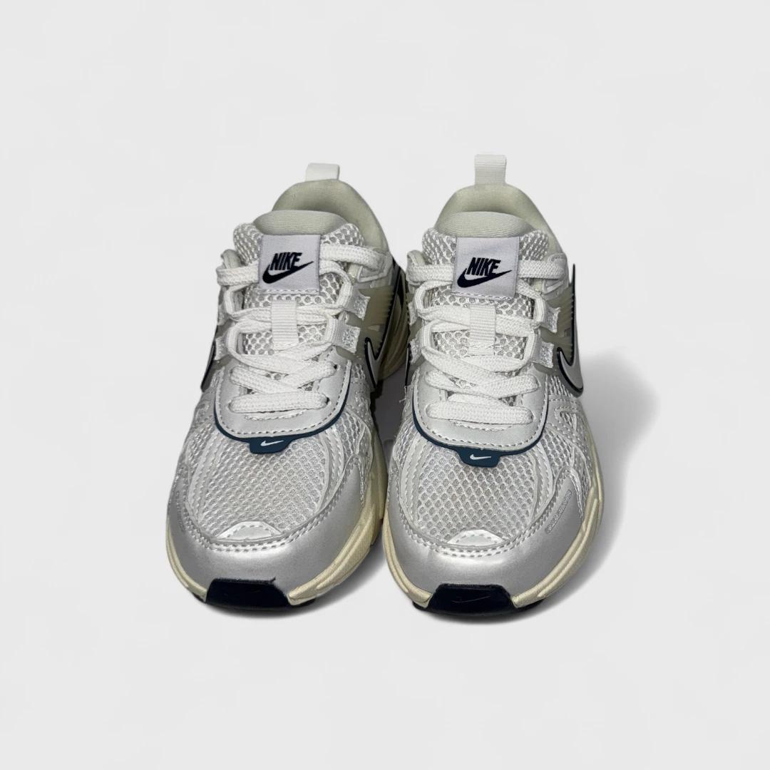 Серые кроссовки Nike