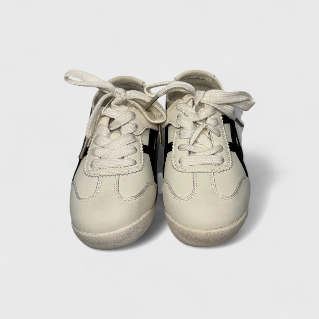 Белые кроссовки Asics