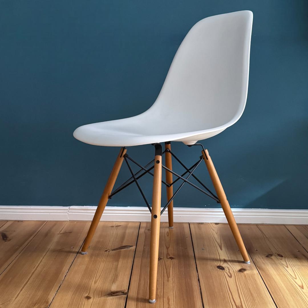 Vitra Eames Plastic DSW Dining Chair White/ Golden Maple
