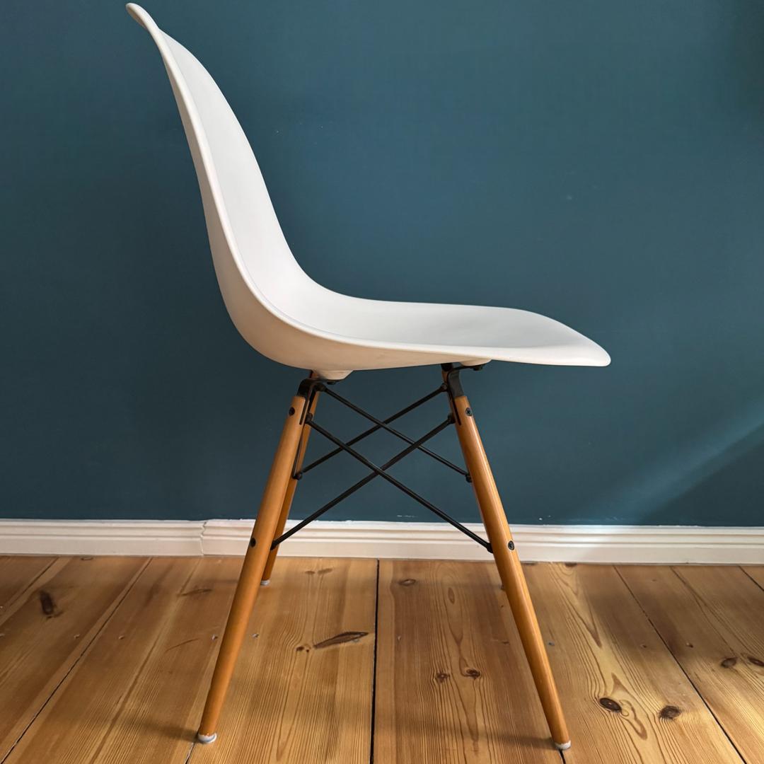 Vitra Eames Plastic DSW Dining Chair White/ Golden Maple