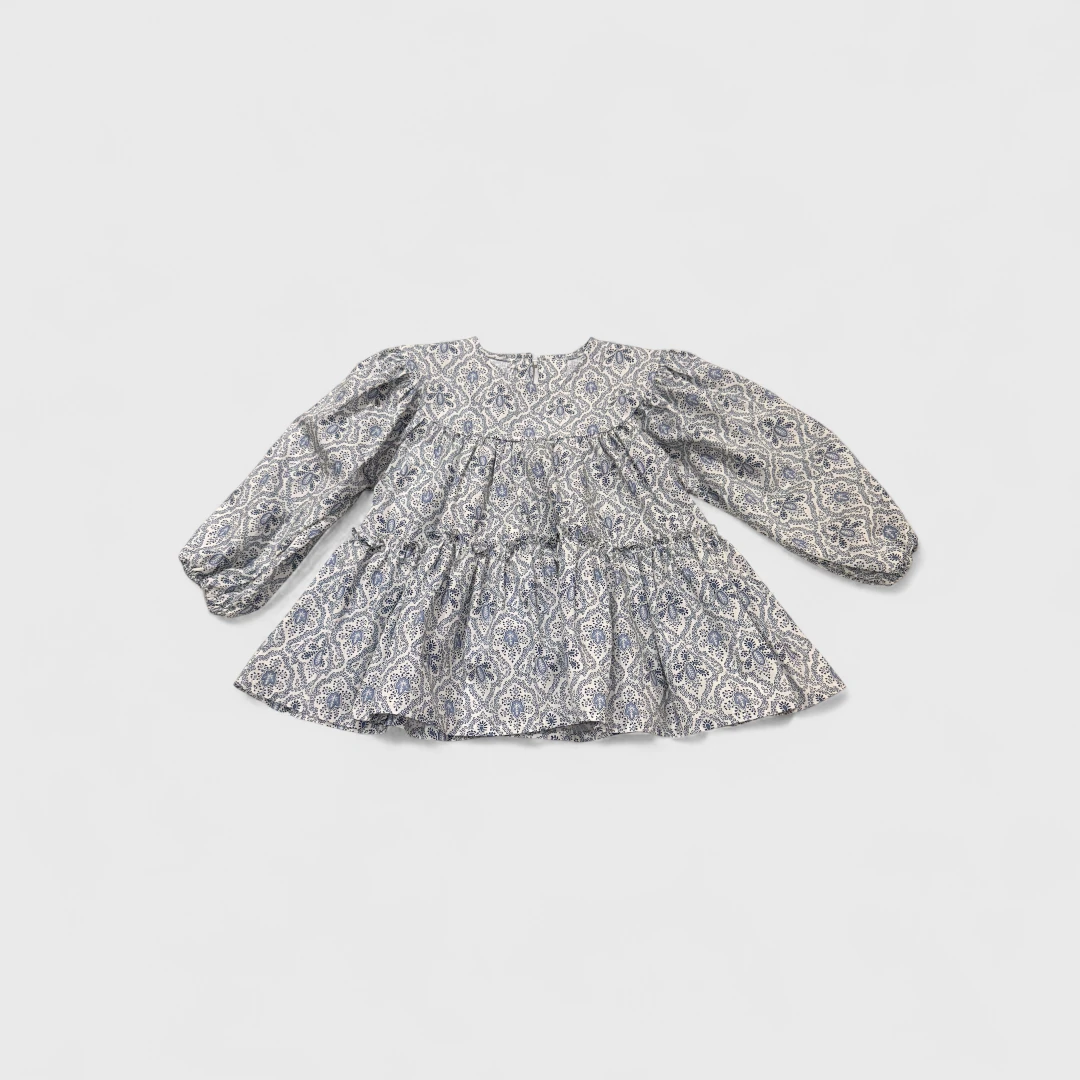 Голубое платье с длинным рукавом