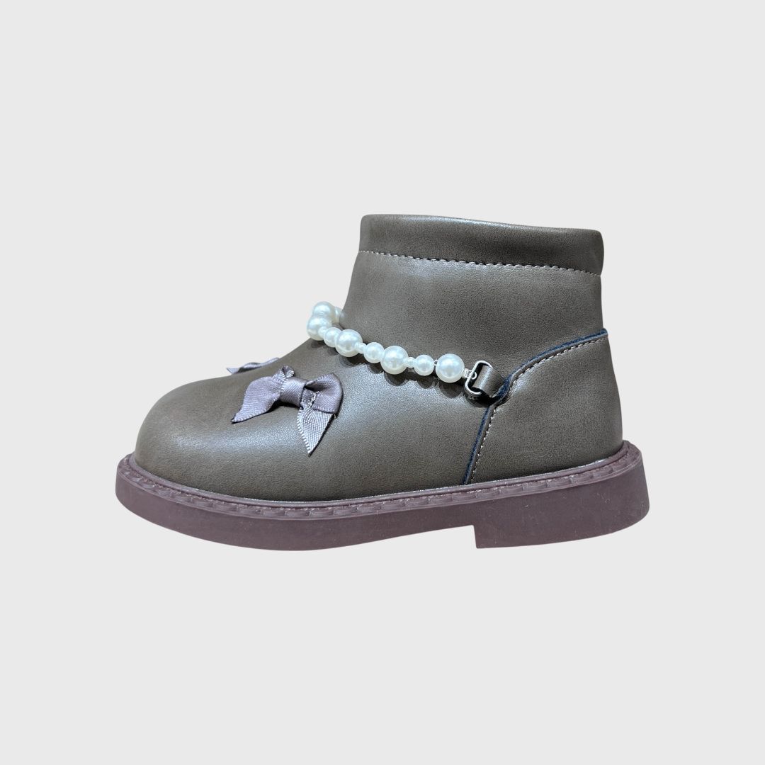 Серые ботинки с брошью