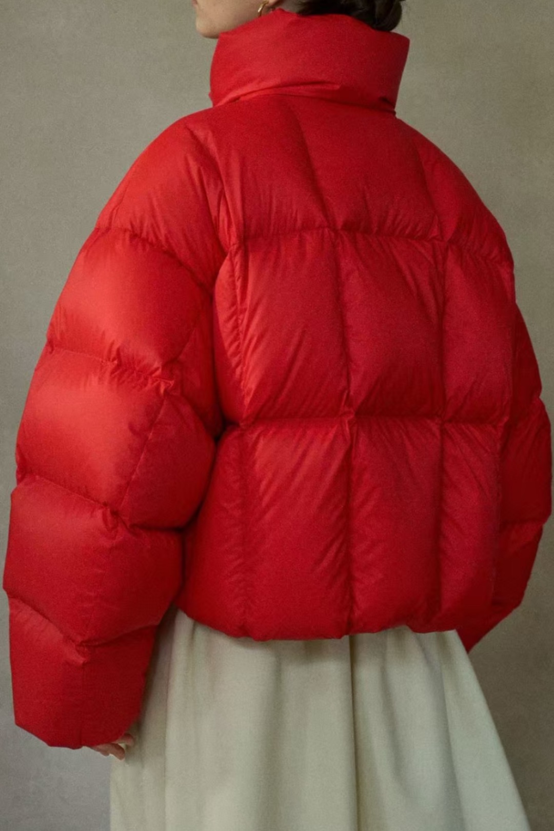 Красный пуховик