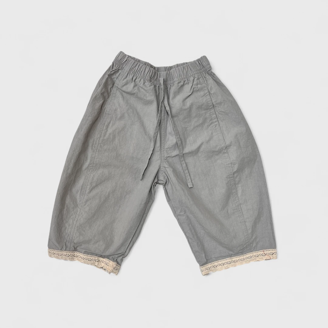 Серые брюки с кружевом