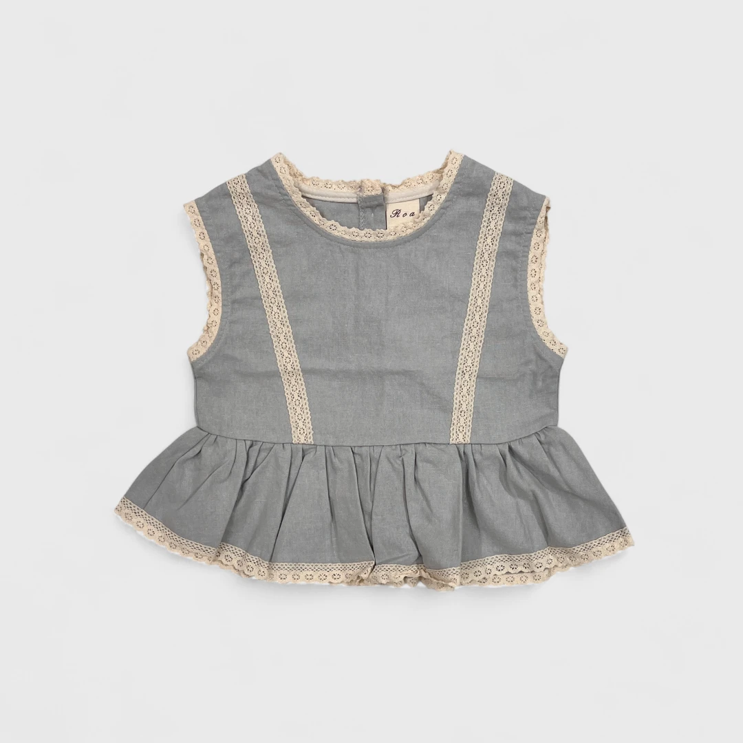 Серая безрукавка с кружевом