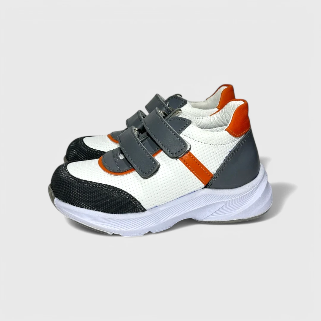 Бело-серые кожаные кроссовки с красными акцентами