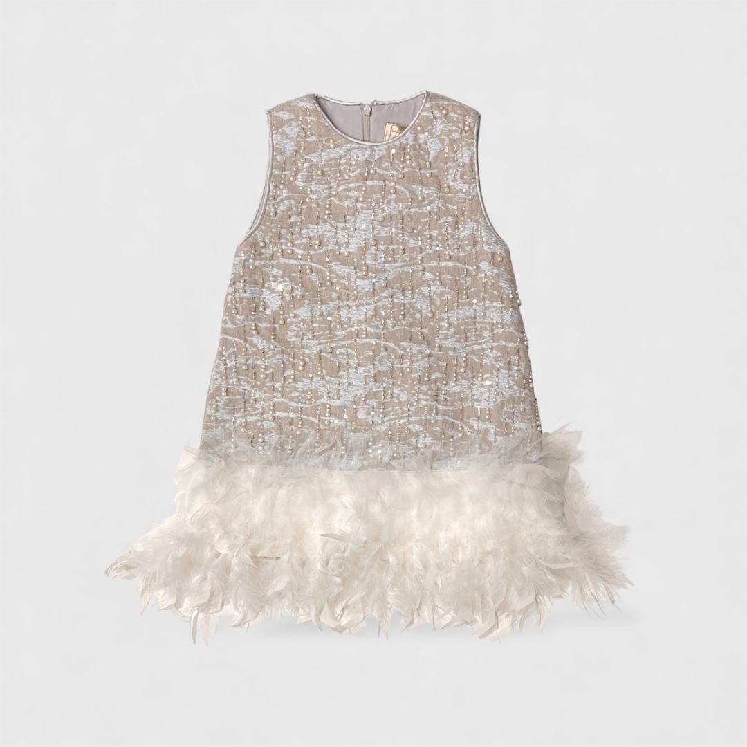 Бежевое платье с перьями
