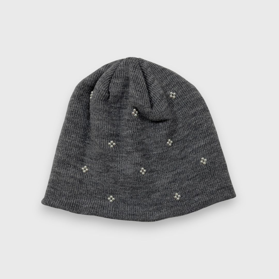 Серая шапка с декоративными стразами