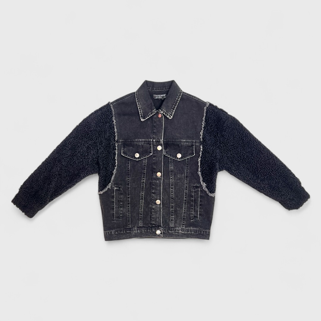 Черная джинсовая куртка с флисом