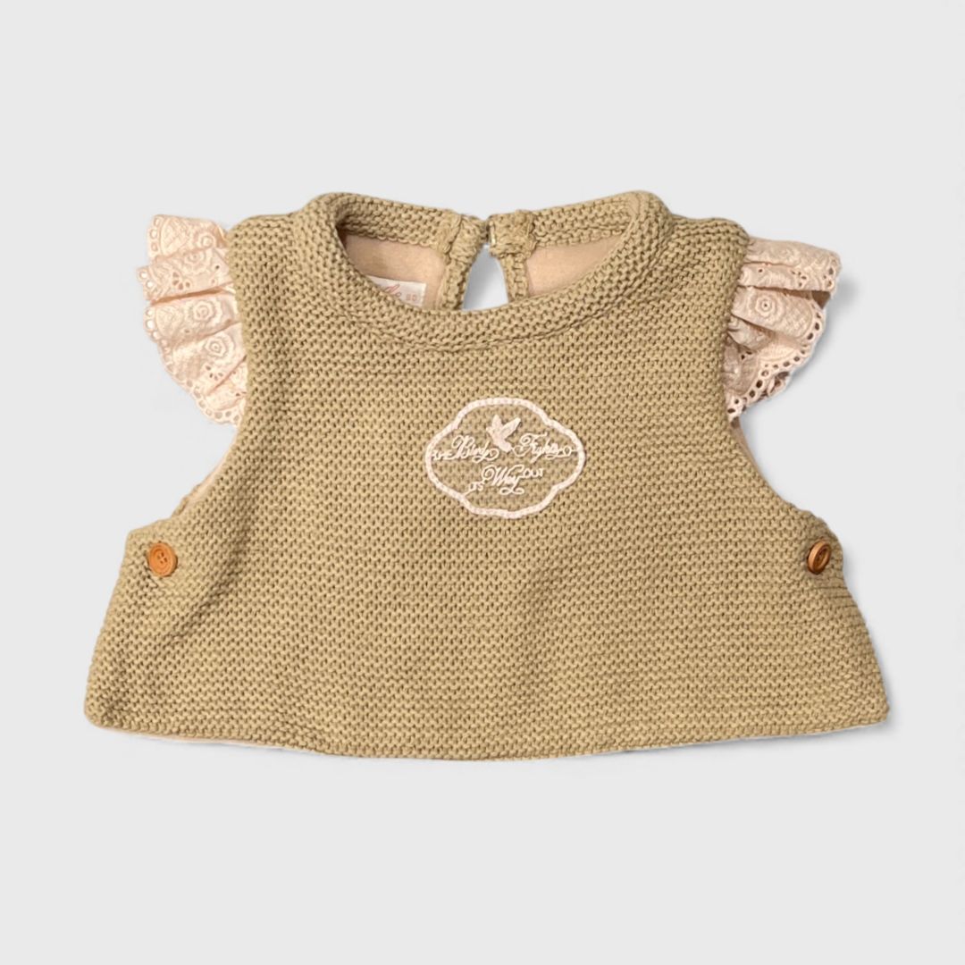 Бежевый жилет с рюшами