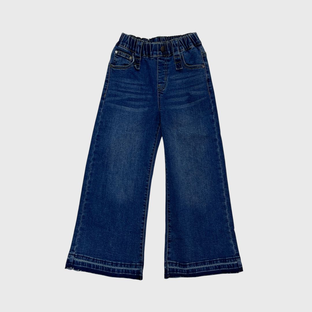 Синие джинсы с широкими штанинами