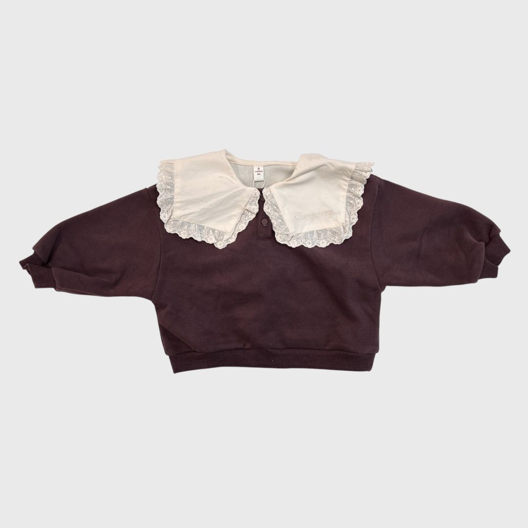 Коричневая кофта с кружевным воротником