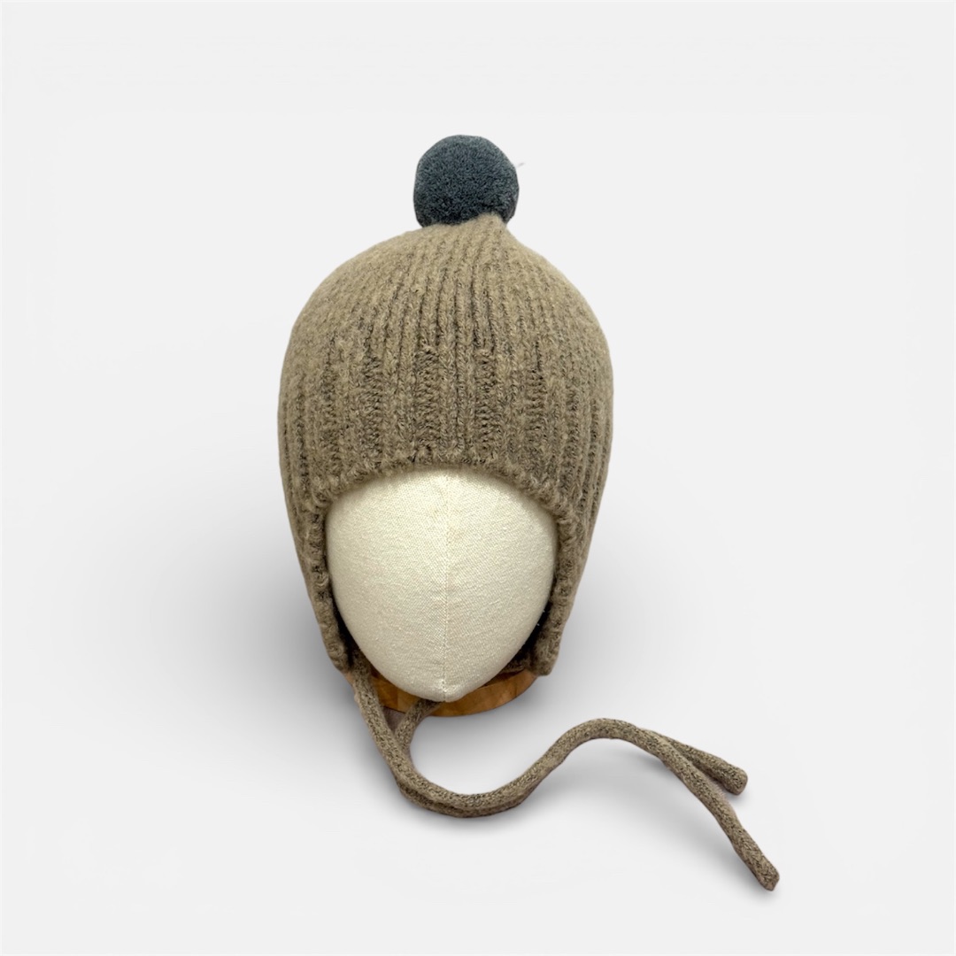 Светло-коричневая шапка с помпоном