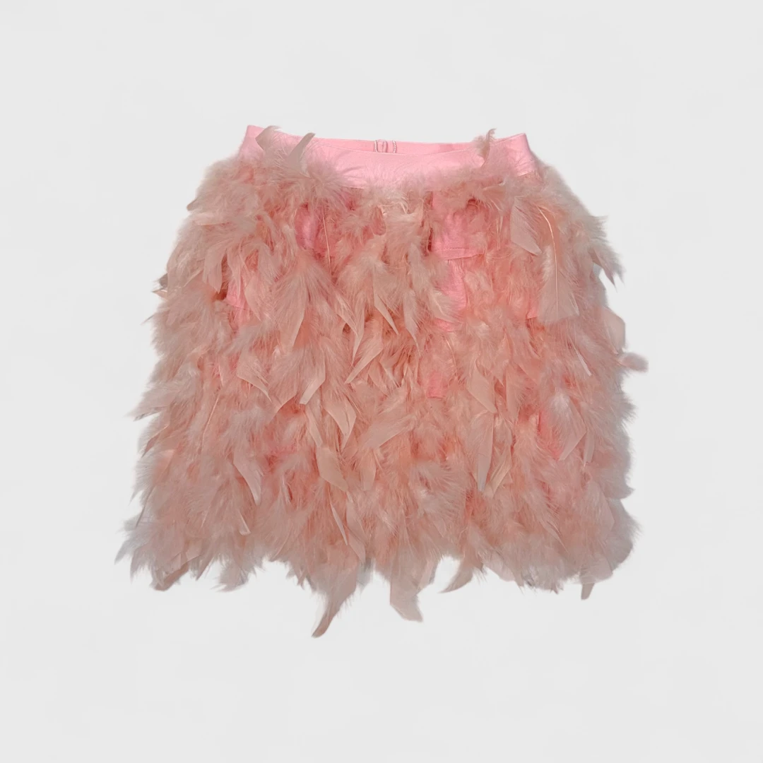Розовая юбка с перьями