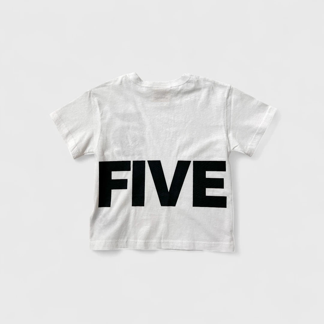 Белая футболка с принтом FIVE