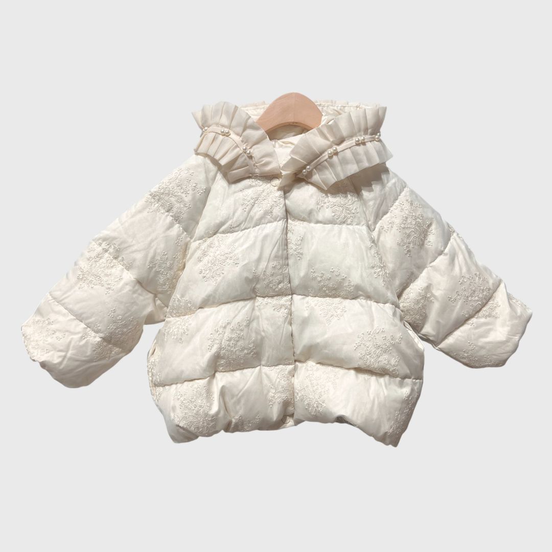 Белая куртка с рюшами и цветами