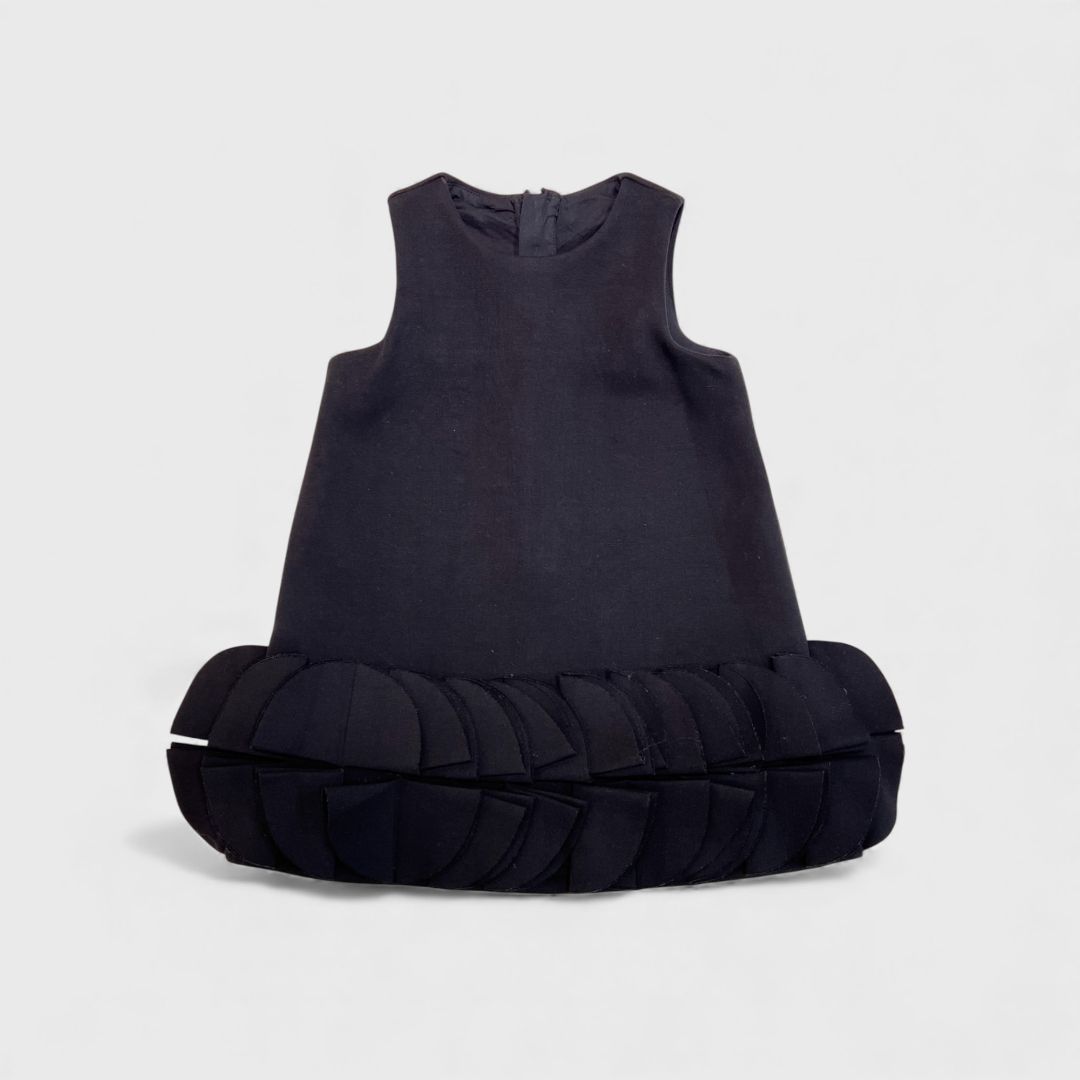 Черное платье с воланами