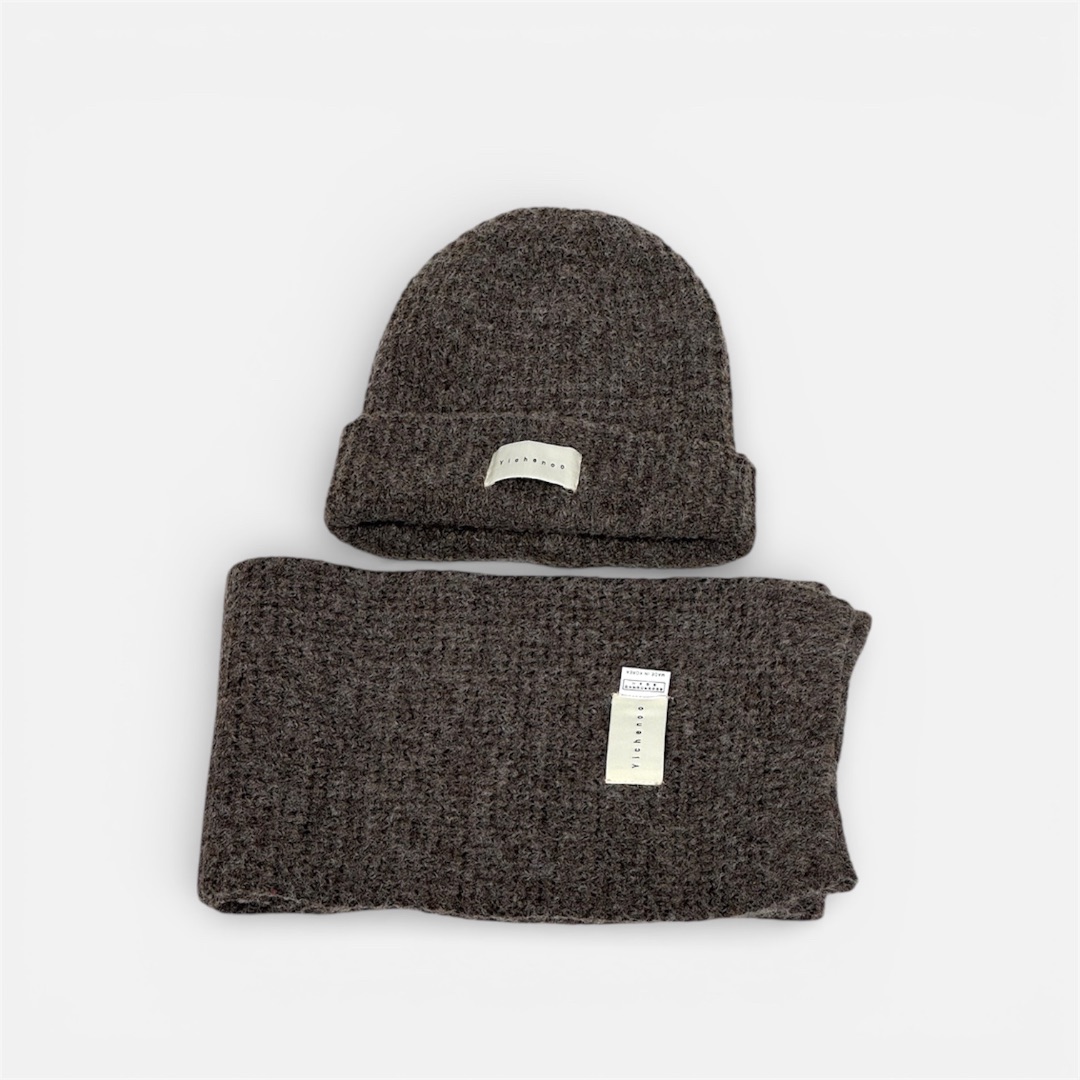 Коричневая шапка и шарф