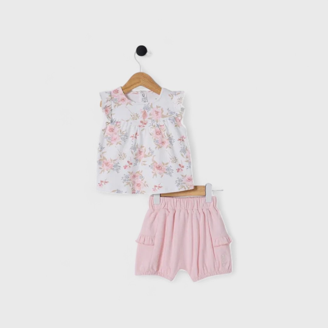 Белый топ с короткими шортами розовыми