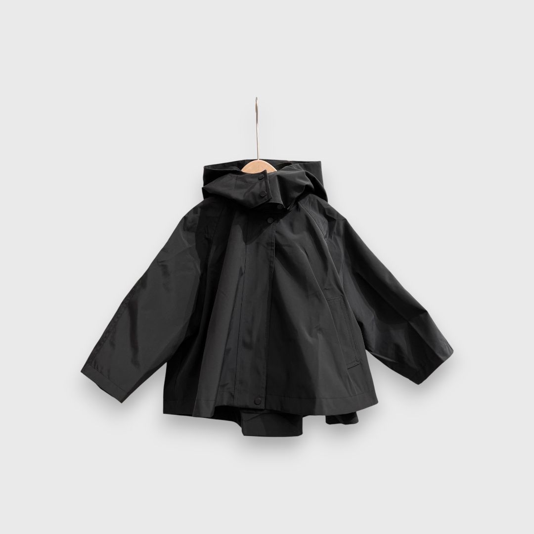 Черная куртка с капюшоном