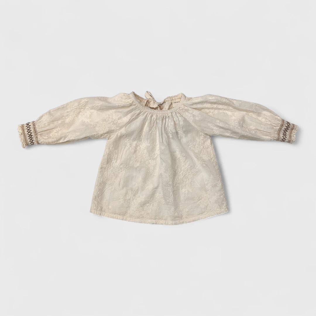 Блузка молочного цвета с вышивкой