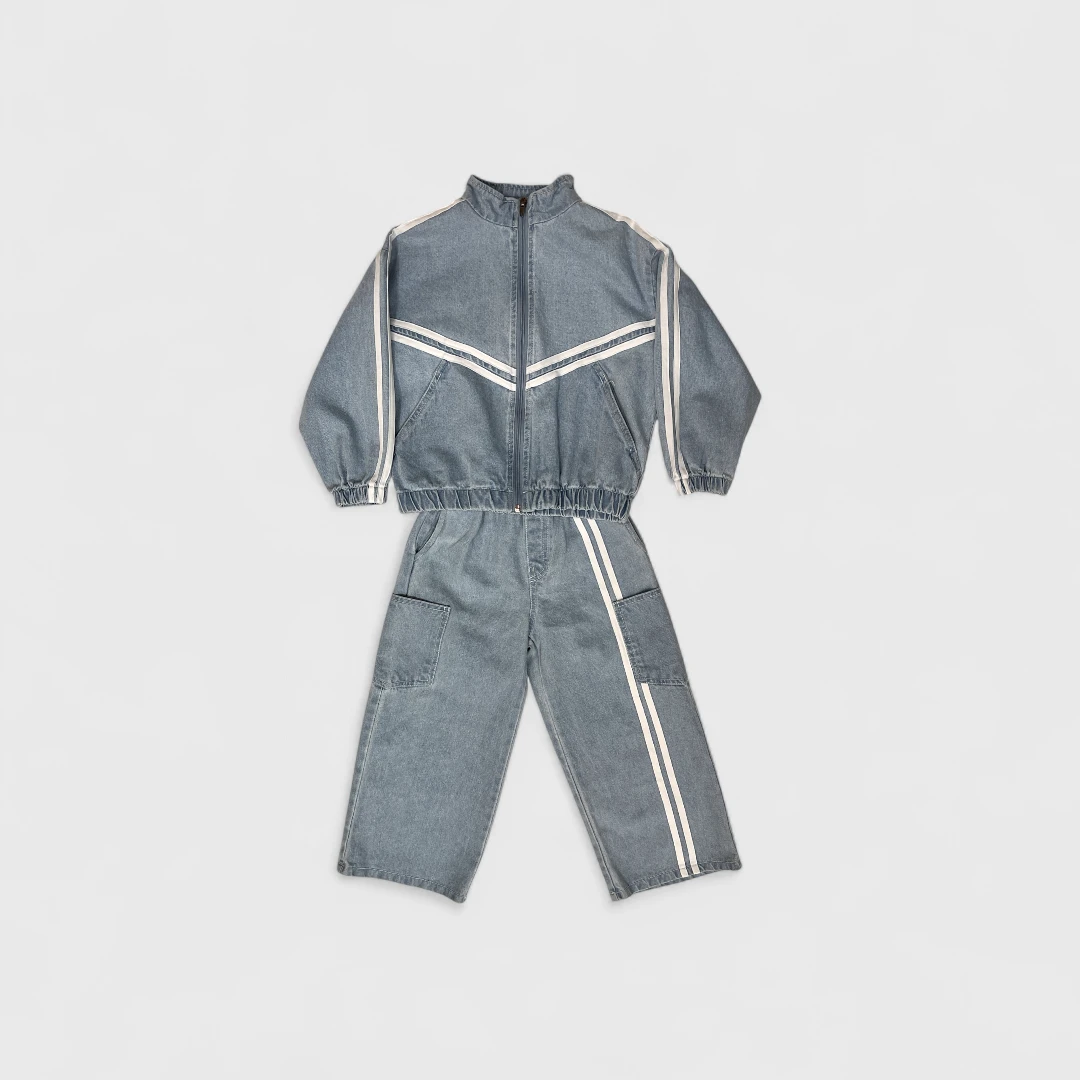 Серый костюм с полосками