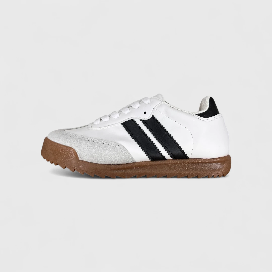 Белые кроссовки