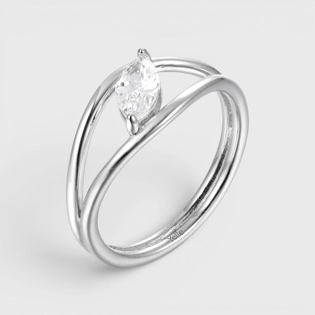 Серебряное кольцо с цирконом огранки маркиз