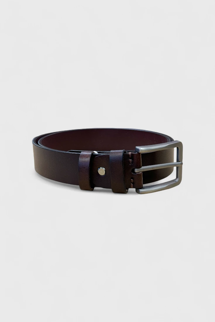 Коричневый кожаный ремень