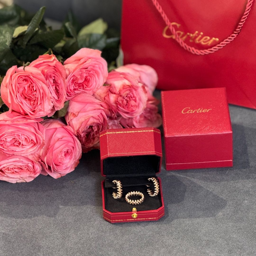 Золотистые серьги Cartier