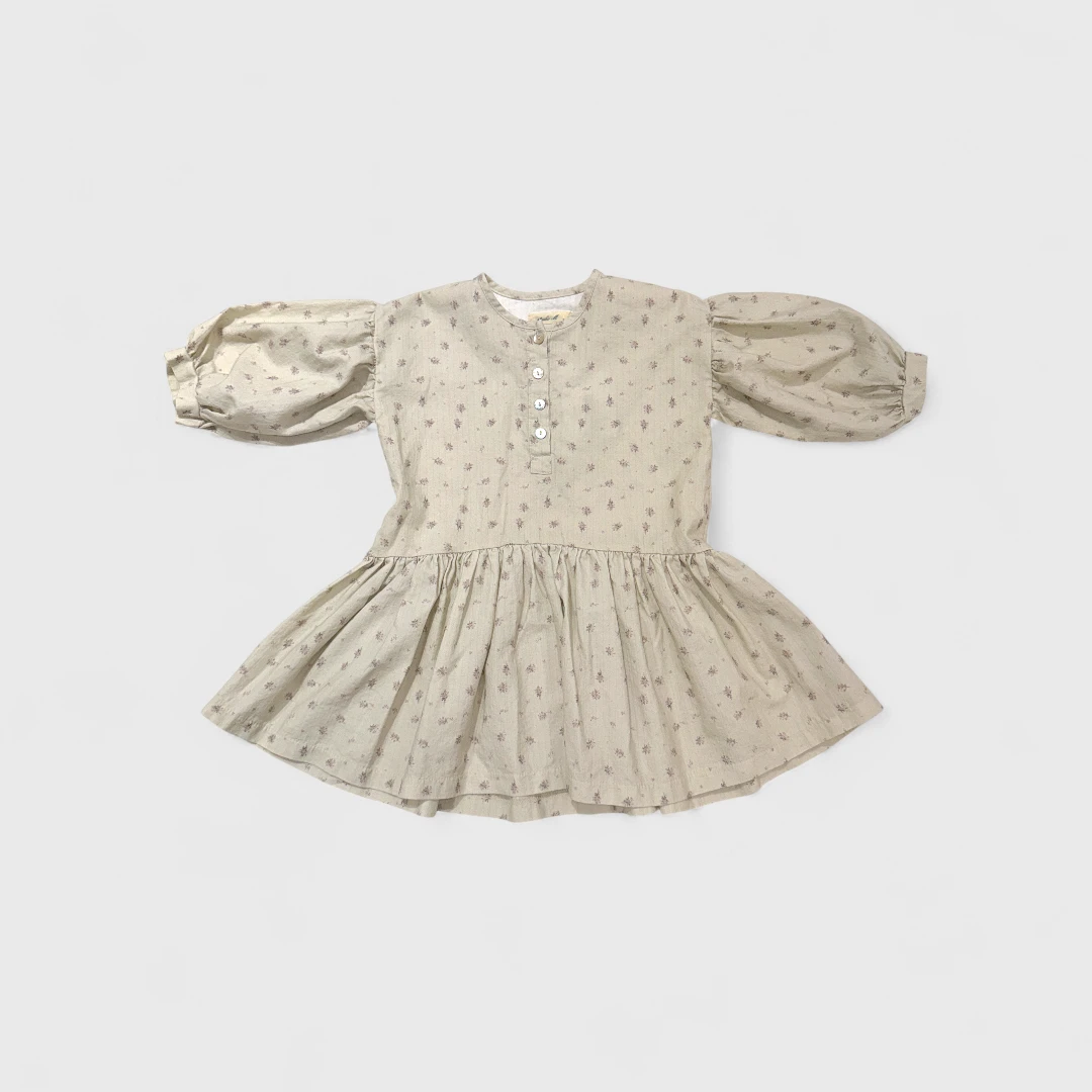 Бежевое платье с пышными рукавами