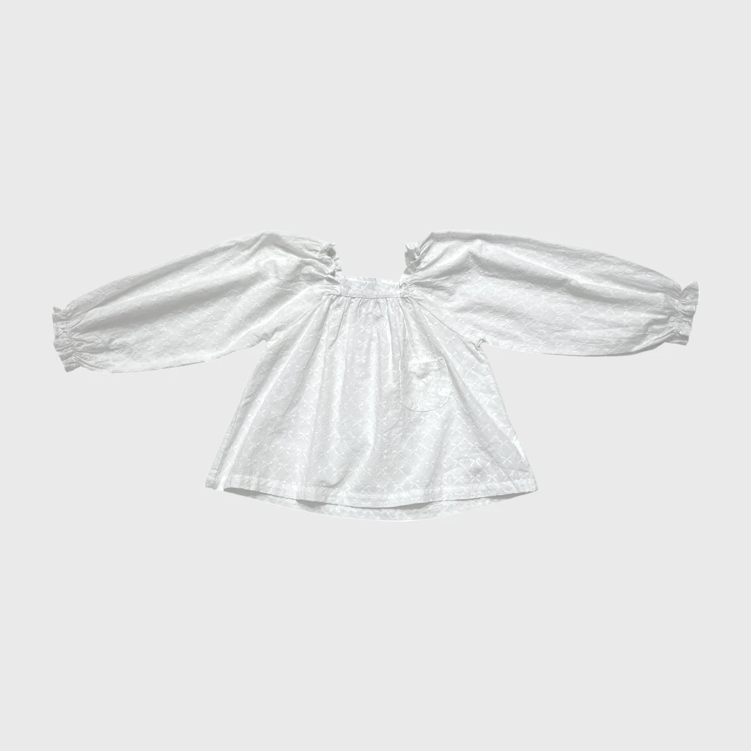 Белая блузка с длинным рукавом