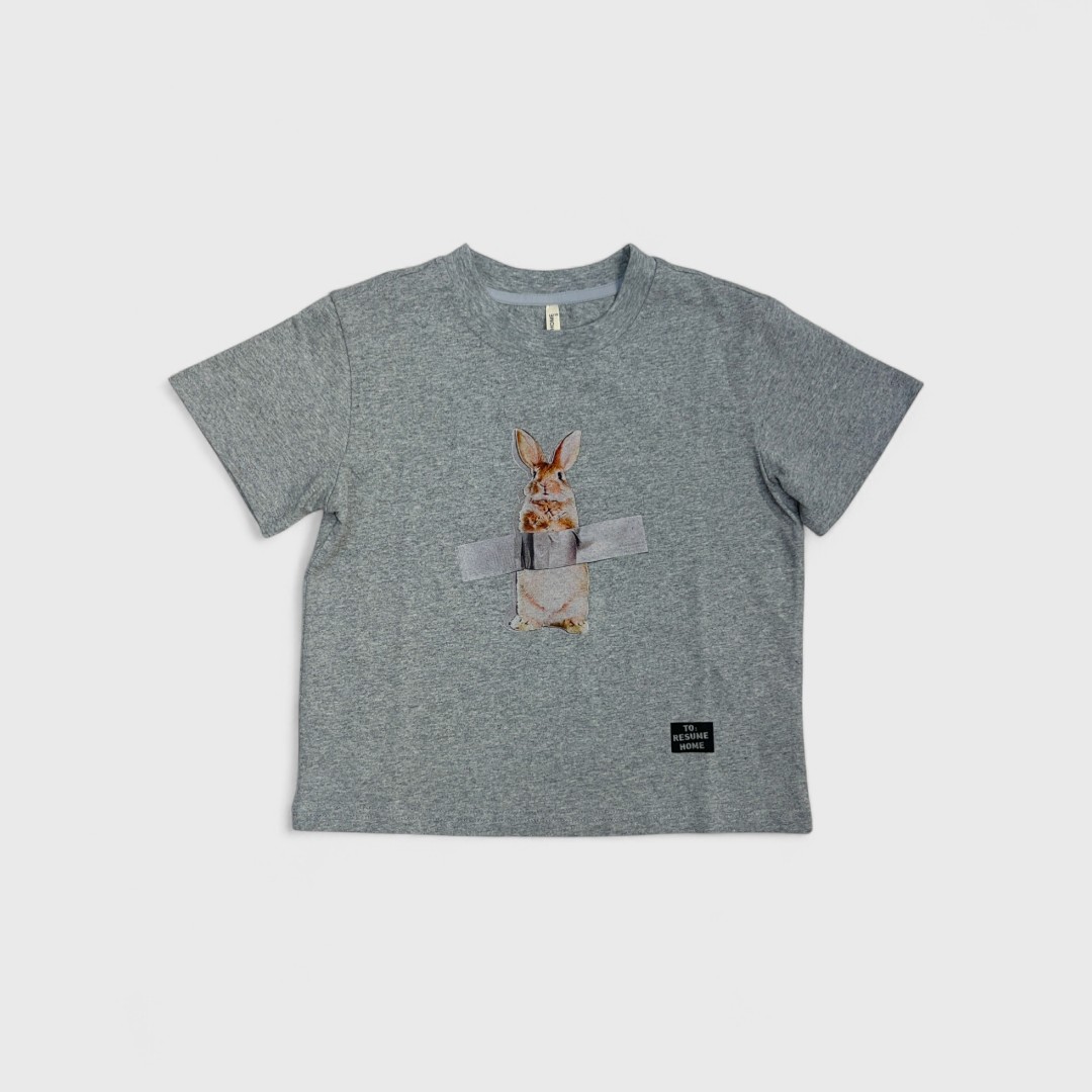 Серая футболка с изображением кролика