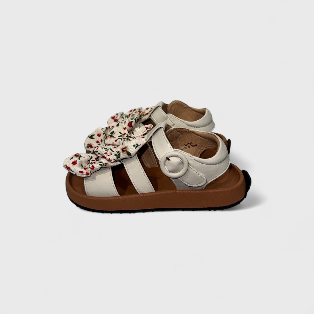 Белые сандалии с цветами для девочек