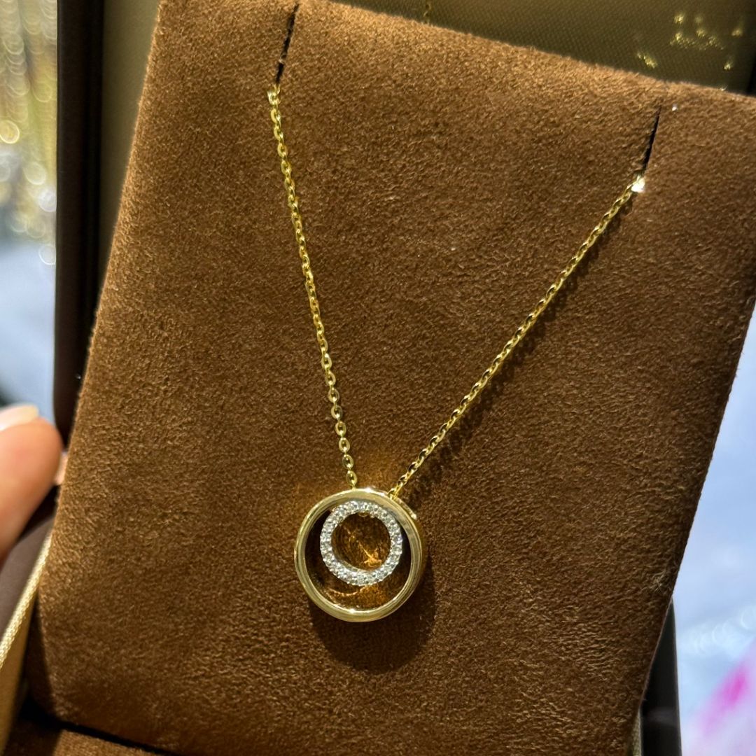 Золотое колье с камнем и вставкой