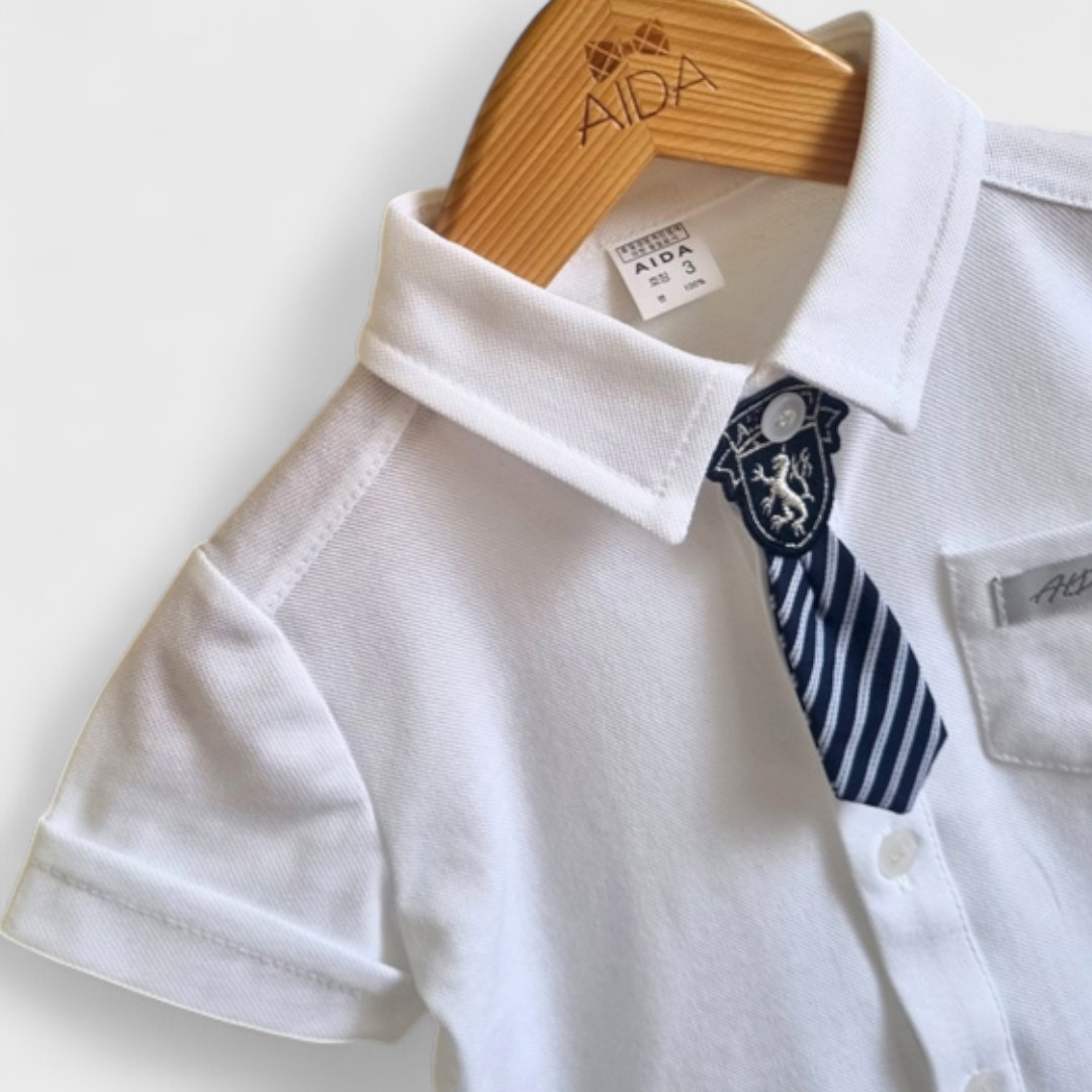 Белая рубашка с галстуком