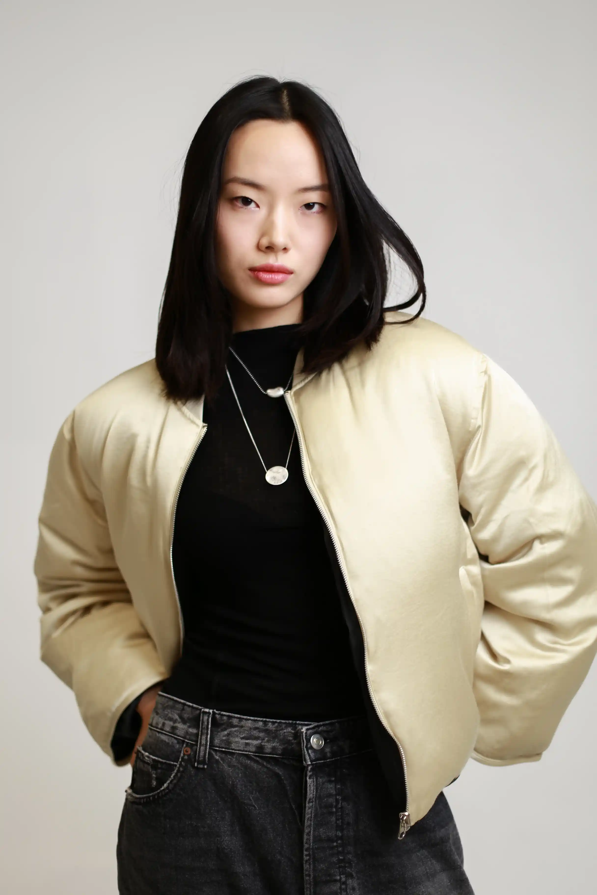 Двусторонний бомбер кремового и черного цвета 