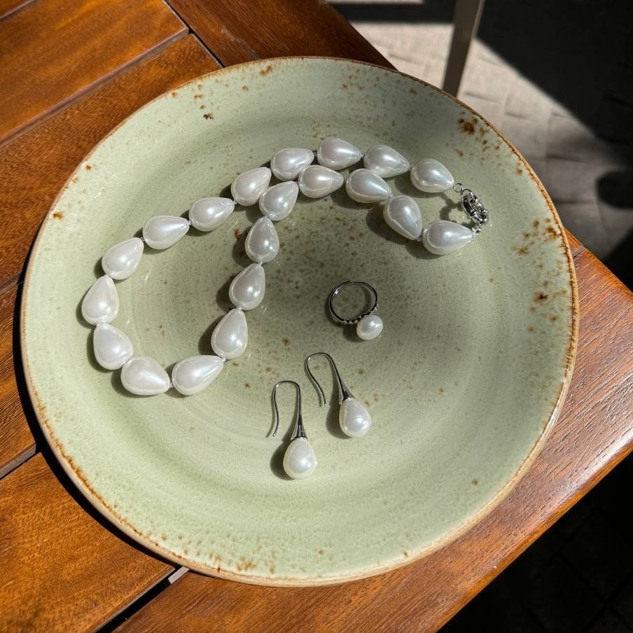 Белое жемчужное украшение