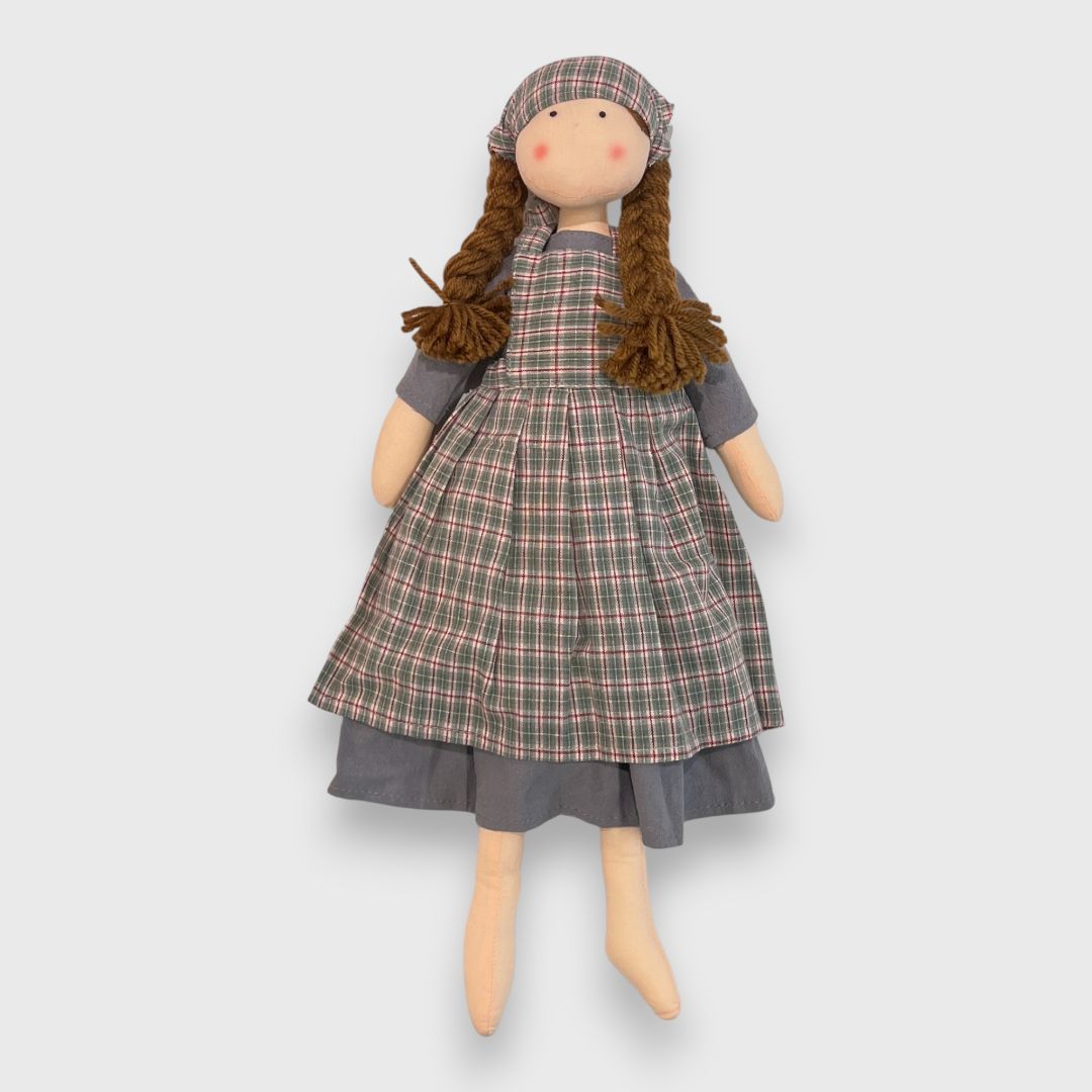 Кукла в клетчатом платье