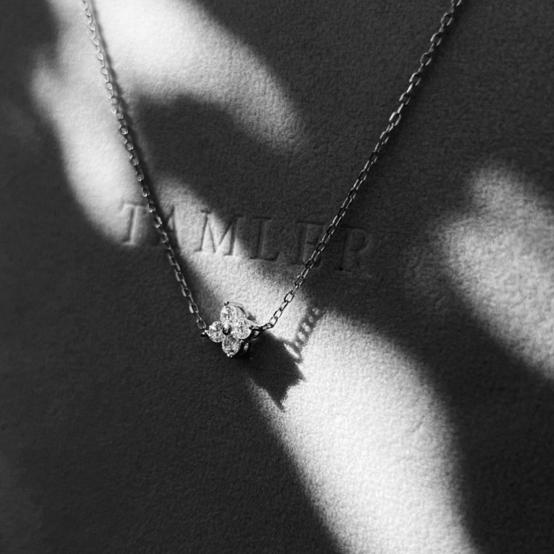 Колье в форме цветка