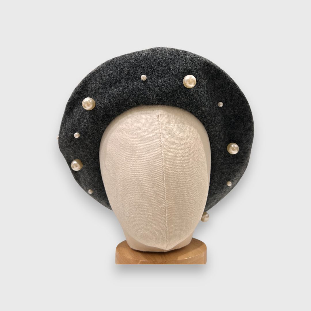 Серый берет с жемчужинами