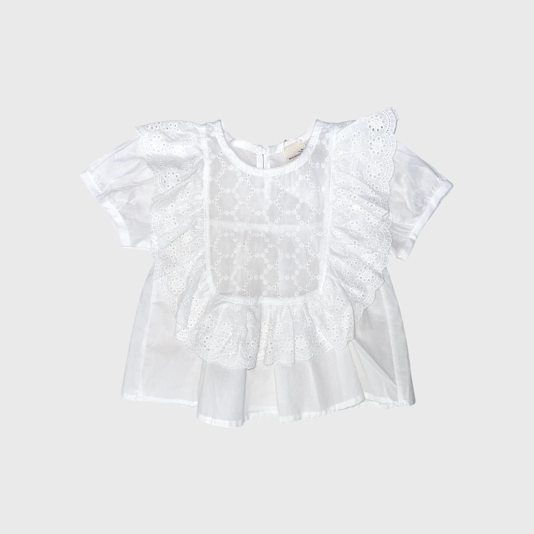 Белая блузка с рюшами