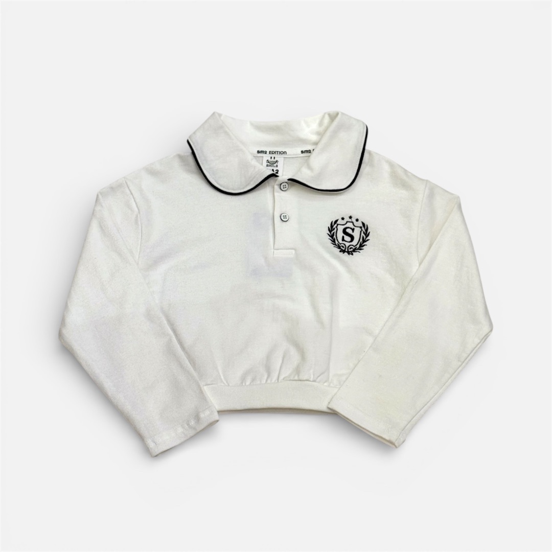 Белая футболка с длинным рукавом